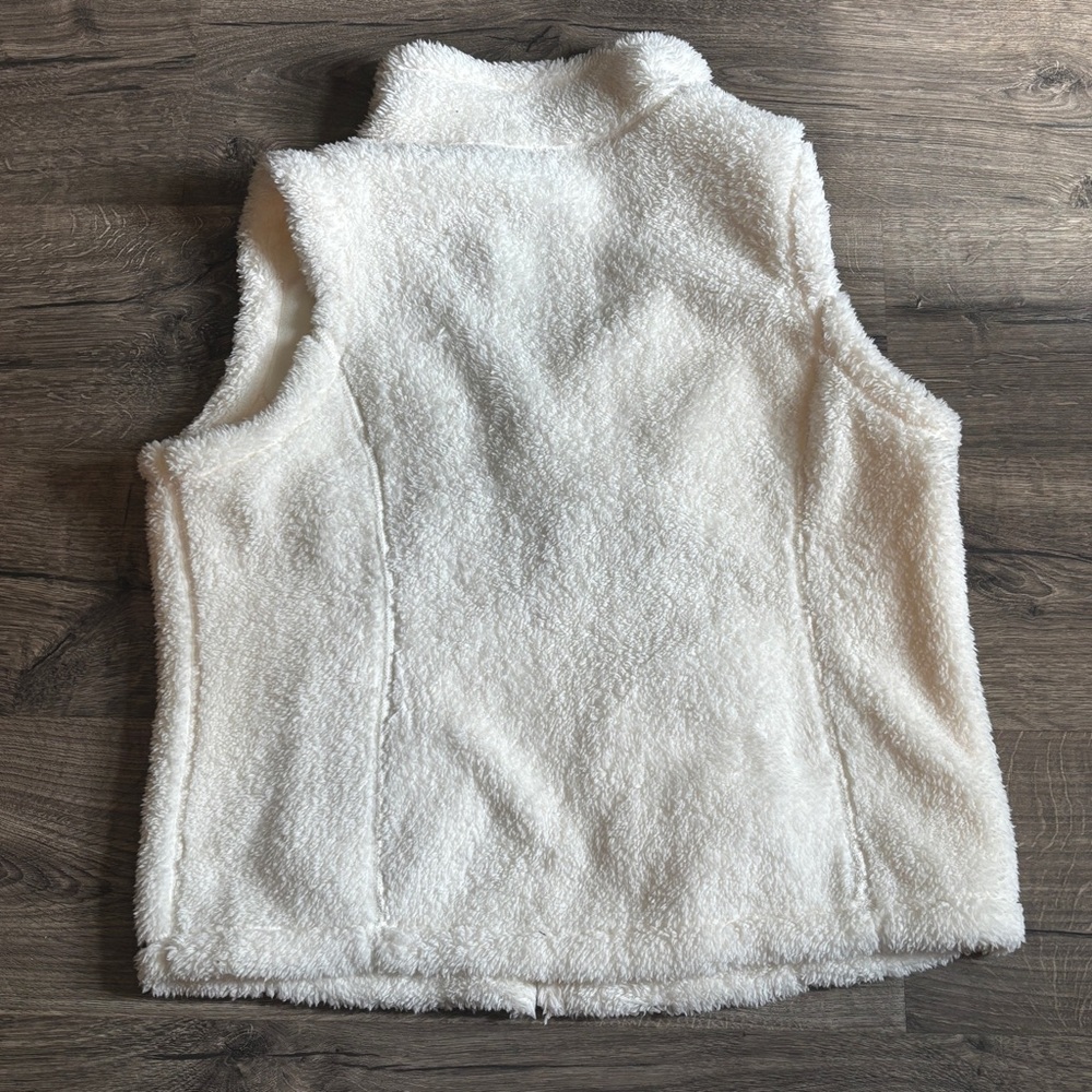 Halcyon - Reversible White Sleeveless Faux Fur Vest with High Collar - Picture 8 of 8